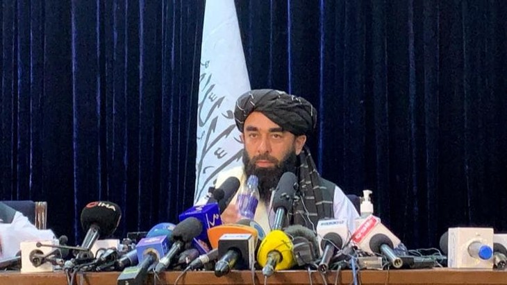 Los talibanes celebran la primera conferencia de prensa después de tomar el poder - ảnh 1