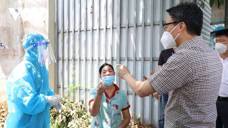 El viceprimer ministro examina trabajo antiepidémico en Binh Duong - ảnh 1