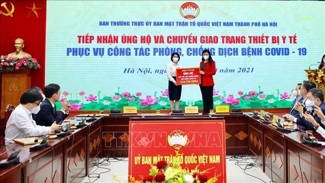 Hanói recibe más donaciones y equipos médicos para la prevención de covid-19 - ảnh 1