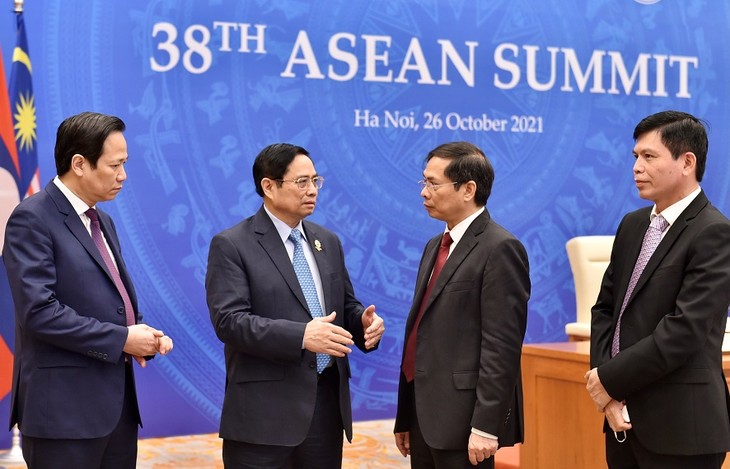 Cumbres de ASEAN: líderes regionales y socios discuten prioridades y temas comunes. - ảnh 1