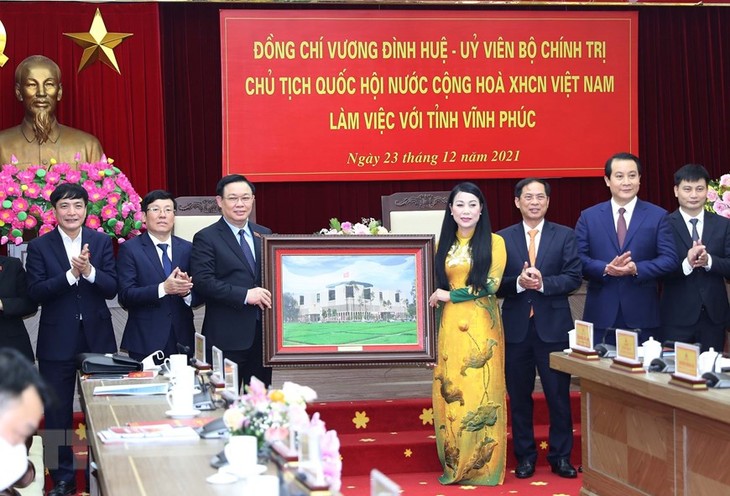 Presidente del Parlamento se reúne con dirigentes de Vinh Phuc  - ảnh 1
