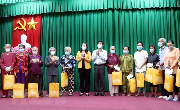 Dirigentes vietnamitas visitan y entregan regalos a personas desfavorecidas en ocasión del Tet - ảnh 1