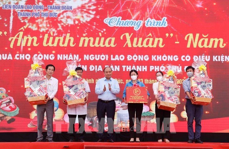 El presidente Nguyen Xuan Phuc presta atención a compatriotas de Ciudad Ho Chi Minh en vísperas del Tet - ảnh 1