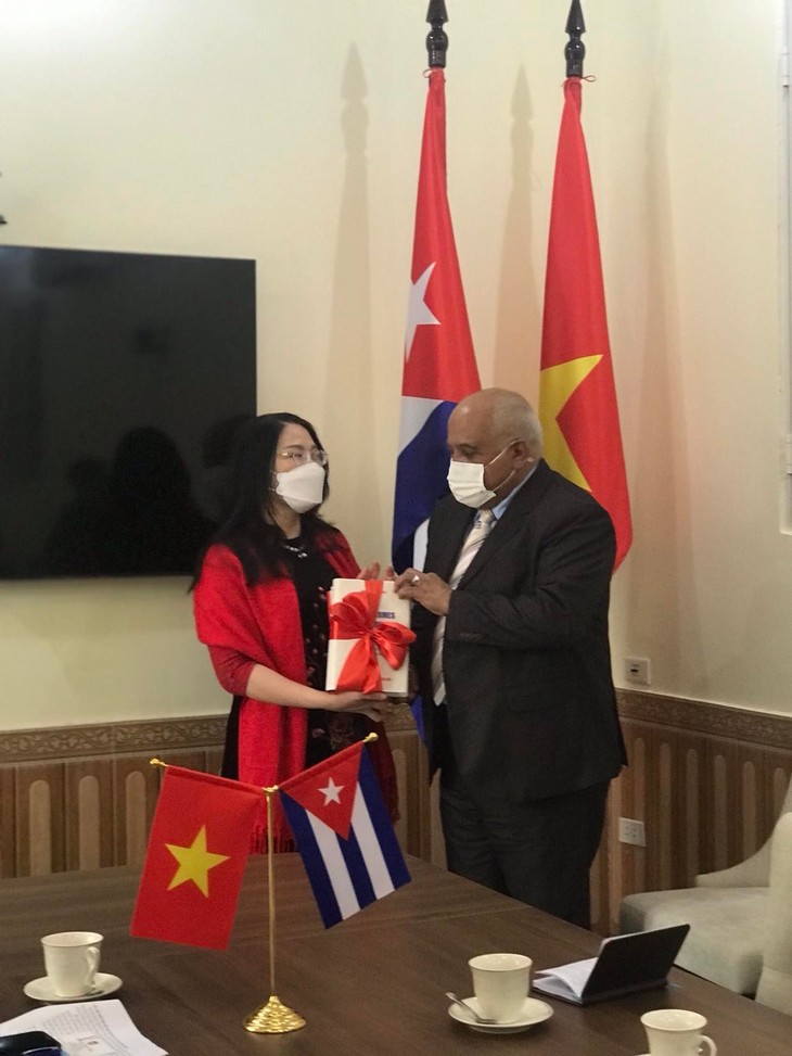 Vietnam y Cuba promueven la difusión de libros teóricos y políticos - ảnh 2
