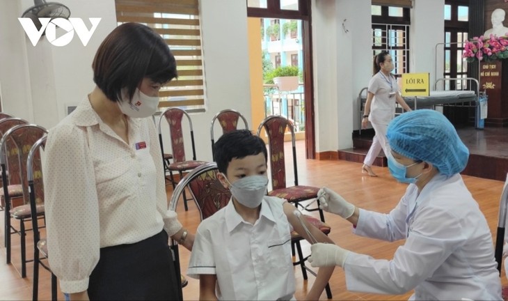 Localidades vietnamitas empeñadas en completar vacunación a niños de 5 a 12 años en agosto - ảnh 1