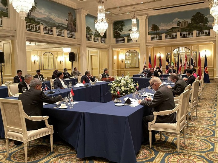 Cancilleres de ASEAN revisan preparativos para la Cumbre Especial entre el bloque y Estados Unidos - ảnh 1