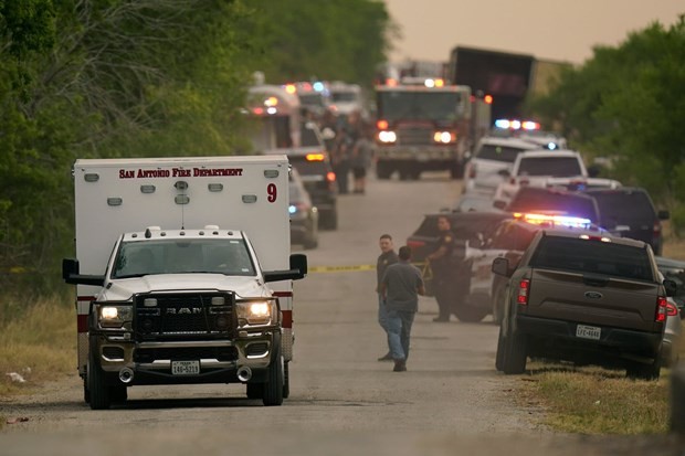Al menos 40 migrantes fueron hallados muertos en un camión en Estados Unidos - ảnh 1
