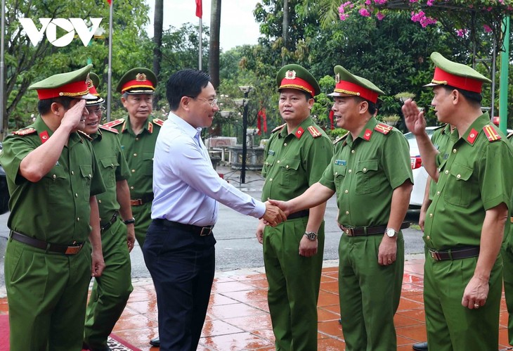 Vicepremier asiste al acto de declaración de la Decisión de Amnistía en la cárcel de Vinh Quang - ảnh 1