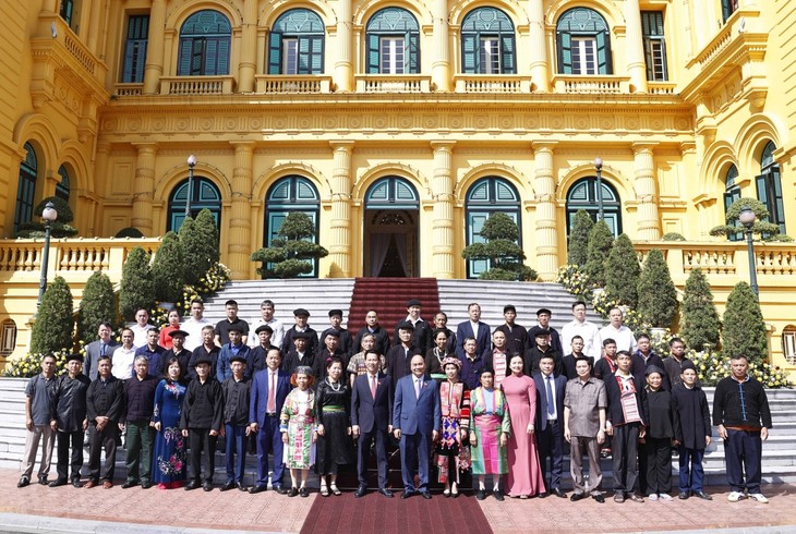Presidente de Vietnam insta a personas prestigiosas de Ha Giang a contribuir al desarrollo nacional - ảnh 1