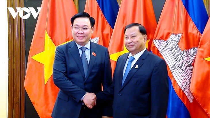 Presidente de la Asamblea Nacional de Vietnam se reúne con dirigentes de Camboya - ảnh 2