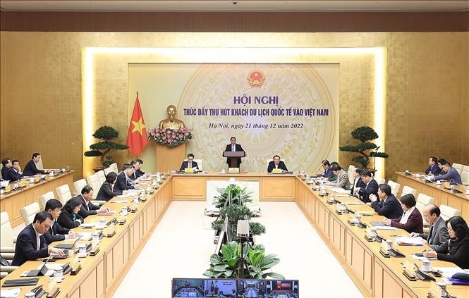 El primer ministro vietnamita orienta el desarrollo integral, verde y sostenible del sector turístico - ảnh 1