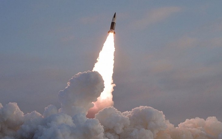 Corea del Norte lanza tres misiles balísticos de corto alcance - ảnh 1