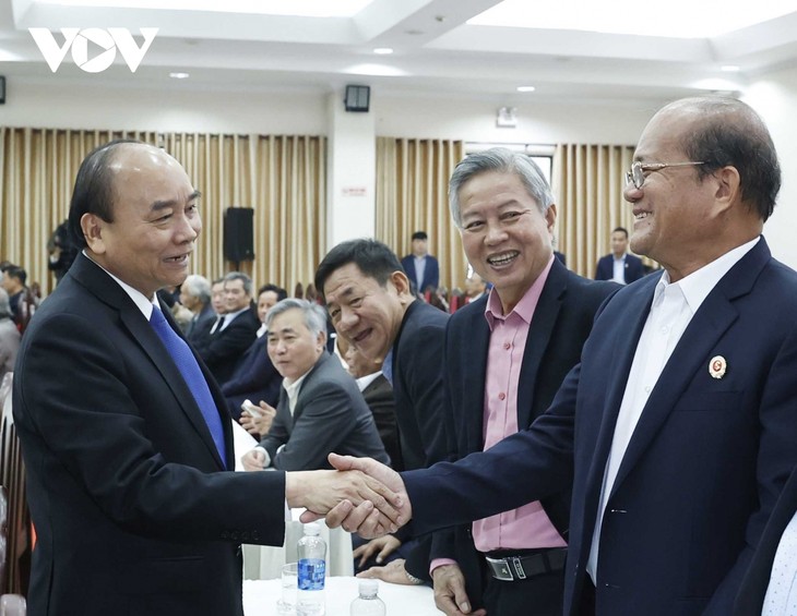 Presidente de Vietnam se reúne con ex altos líderes de la región central  - ảnh 1