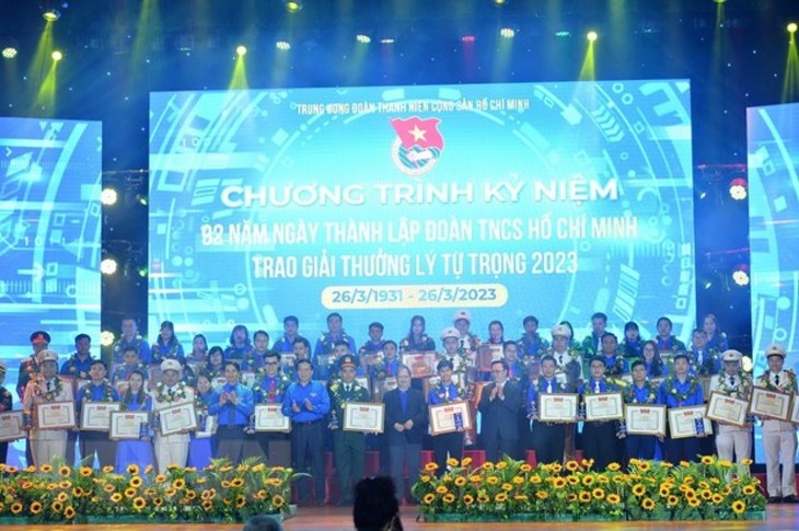 Otorgan premio Ly Tu Trong a 100 miembros destacados de la Unión de Jóvenes Comunistas Ho Chi Minh - ảnh 1