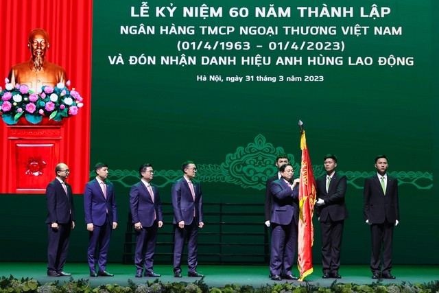 Premier vietnamita da orientaciones a Vietcombank, uno de los 100 bancos más grandes de Asia - ảnh 1