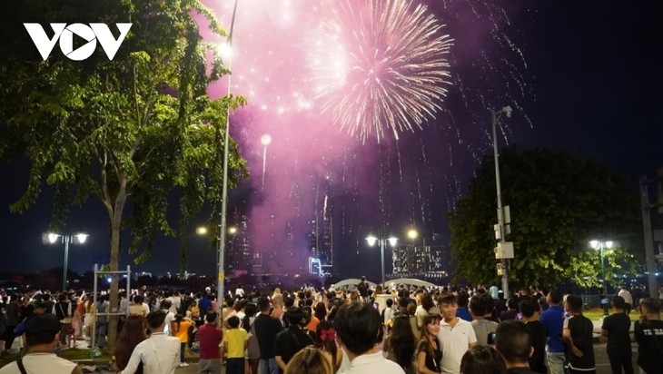 Ciudad Ho Chi Minh festeja aniversario de reunificación nacional con fuegos artificiales - ảnh 1