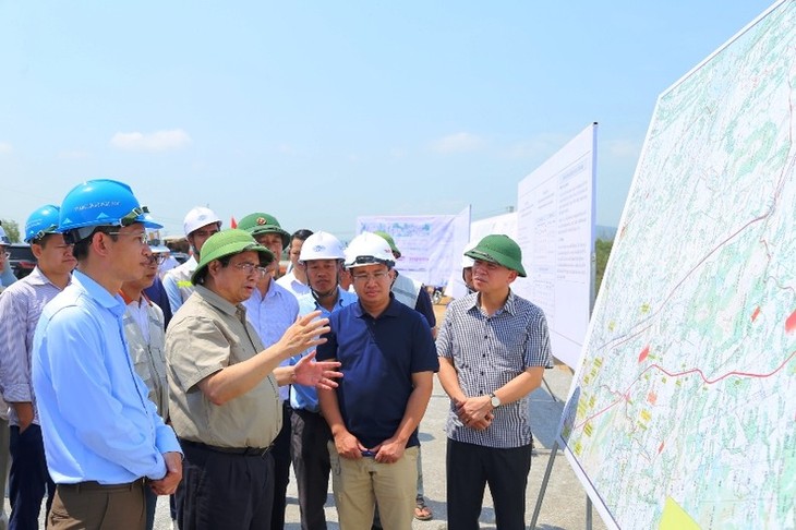 Premier vietnamita urge a asegurar calidad y progreso de proyectos de la autopista Norte-Sur - ảnh 1