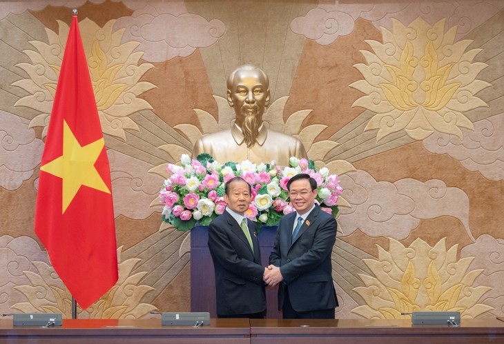 Titular del Parlamento recibe al jefe de la Alianza Parlamentaria de Amistad Japón-Vietnam - ảnh 1
