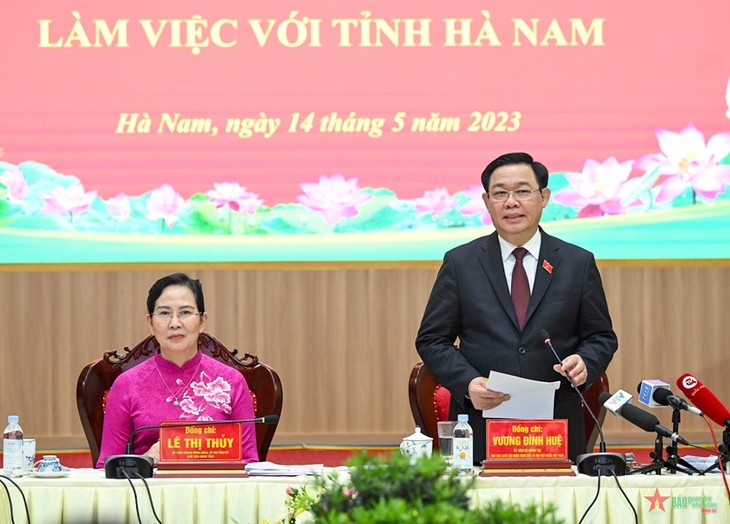 Líder del Parlamento pide a Ha Nam acompañar a las personas y empresas - ảnh 1