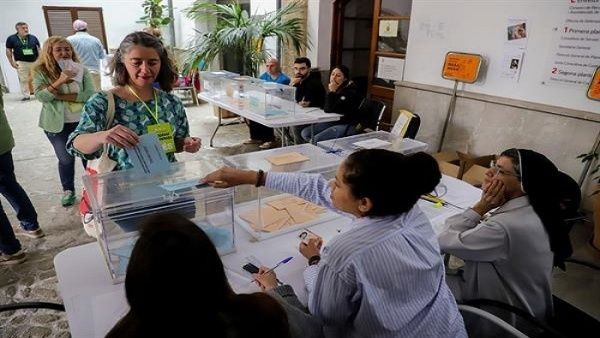 Arrancan elecciones autonómicas y municipales en España - ảnh 1