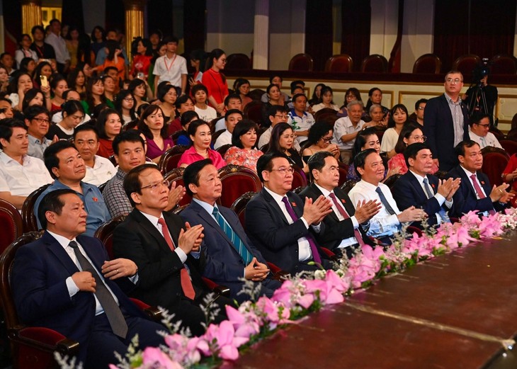 Presidente del Parlamento asiste al Programa “Gloria de Vietnam” - ảnh 1