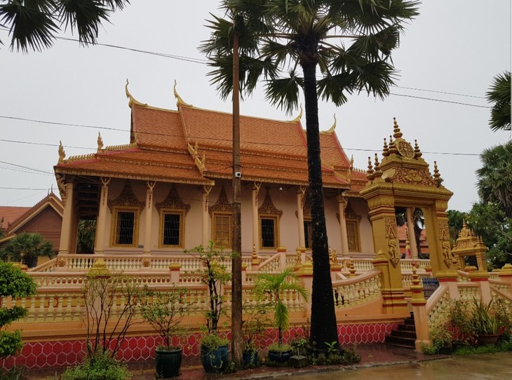  Visitar la pagoda jemer Kh’Leang, un vestigio nacional en Soc Trang - ảnh 1