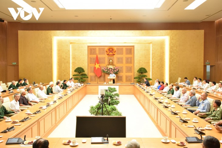 Premier vietnamita se reúne con personas con méritos revolucionarios de Nam Dinh  - ảnh 1