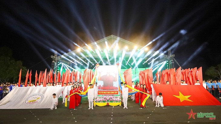  Inauguran festival deportivo y torneo de maratón internacional en Hau Giang - ảnh 1