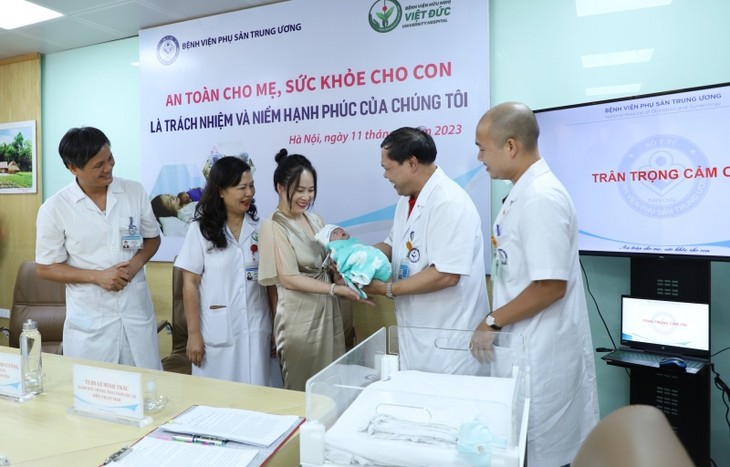 La obstetricia de Vietnam: el firme compromiso de garantizar la vida de los recién nacidos prematuros o de bajo peso - ảnh 1