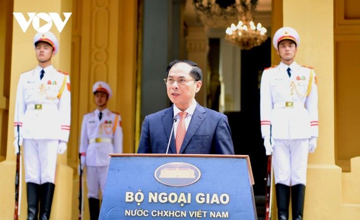 Vietnam celebra acto de izamiento de bandera de ASEAN por 56.° aniversario de su fundación - ảnh 1
