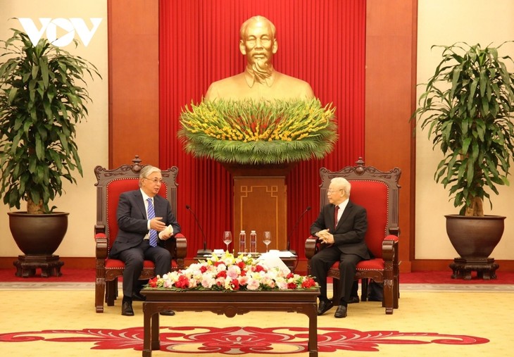 Presidente de Kazajstán concluye visita oficial a Vietnam  - ảnh 1