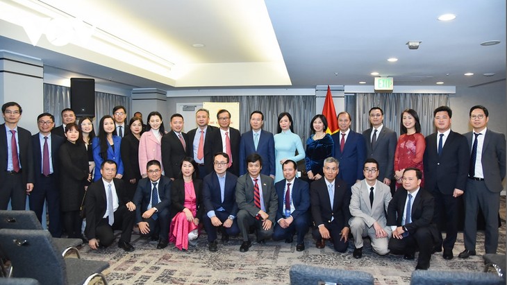 Presidente de Vietnam se reúne con personal de Embajada nacional en Estados Unidos - ảnh 1