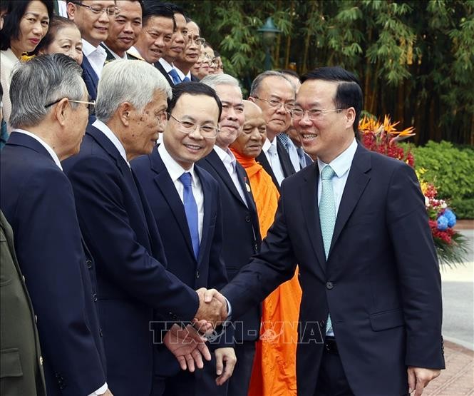 Presidente de Vietnam se reúne con personas destacadas de ciudad meridional  - ảnh 1