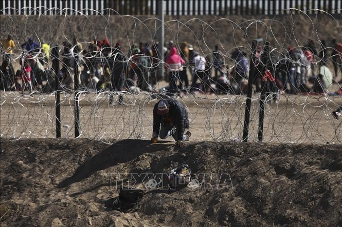 Estados Unidos y México buscan soluciones para evitar la ola de migración ilegal en la frontera - ảnh 1