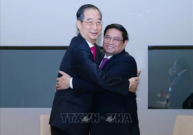  Premier vietnamita se reúne con dirigentes mundiales al margen de la 54.ª Reunión Anual del FEM - ảnh 2