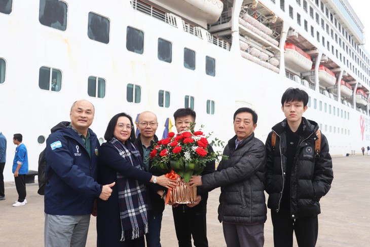 Llega a la bahía de Ha Long un crucero internacional con 400 turistas a bordo - ảnh 1