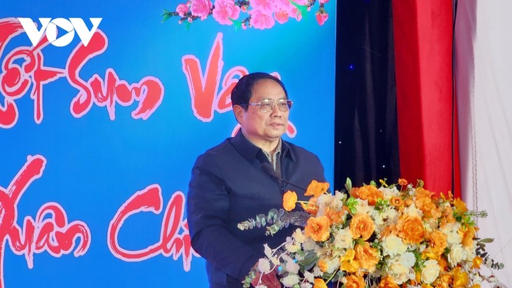 Premier vietnamita visita y entrega obsequios a familias meritorias y trabajadores en Thanh Hoa - ảnh 1