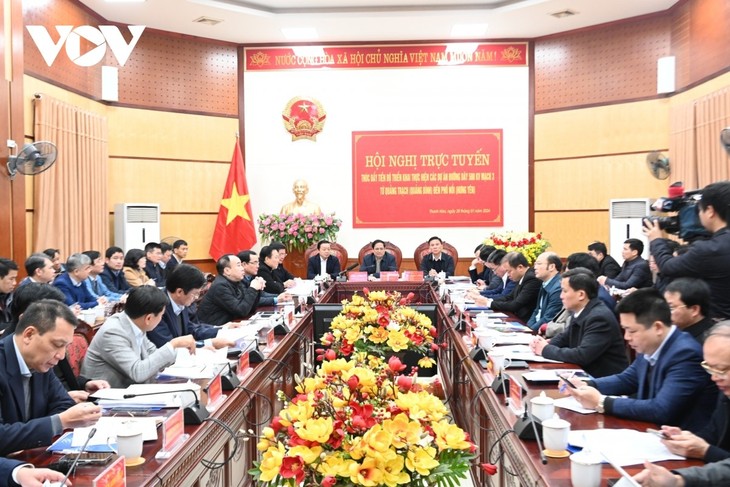 Premier vietnamita pide esfuerzos por finalizar construcción de línea de 500 kilovatios - ảnh 1