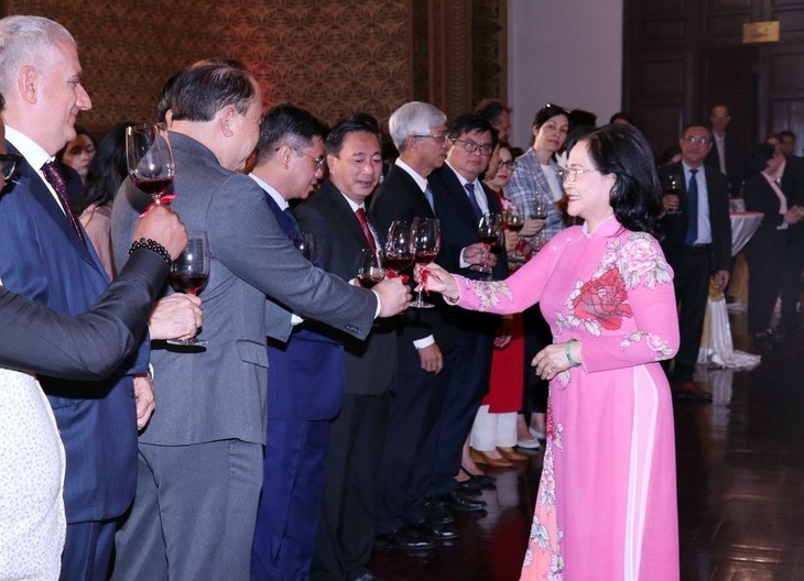 Dirigentes de Ciudad Ho Chi Minh se reúnen con agencias representativas extranjeras en vísperas del Tet - ảnh 1