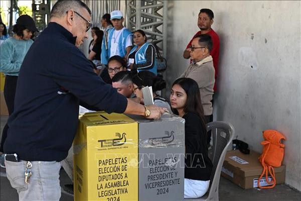 Celebran eleciones presidenciales y legislativas en El Salvador - ảnh 1