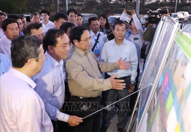 Premier inspecciona proyectos infraestructurales en Tien Giang - ảnh 1