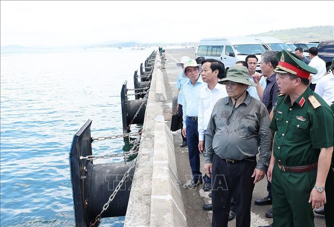 Primer Ministro revisa despliegue de obras claves en Phu Quoc  - ảnh 1