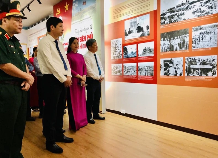 Exhiben numerosos documentos y artefactos en saludo al 70.° aniversario de la victoria de Dien Bien Phu - ảnh 1