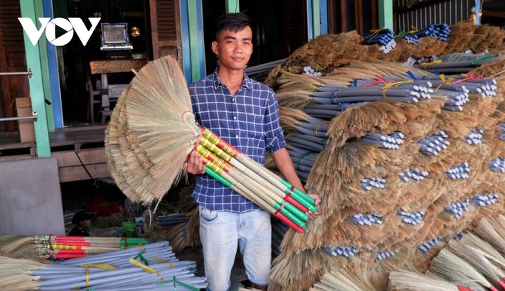 An Giang apuesta por preservar el oficio tradicional de elaborar escobas de hierbas - ảnh 1