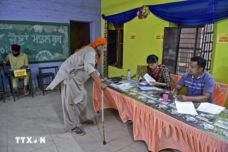 Finalizan con éxito elecciones históricas en India - ảnh 1