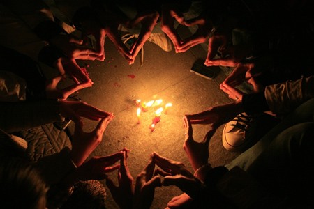 โครงการ Earth Hour 2012: ผมและคุณจงร่วมกันปฏิบัติ - ảnh 1