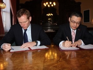 เวียดนามและอังกฤษลงนามแผนปฏิบัติงานปี 2012 - ảnh 1