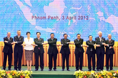 เวียดนามมีส่วนร่วมอย่างเข้มแข็งต่อการจัดตั้งประชาคมอาเซียน - ảnh 1