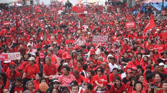 กลุ่มคนเสื้อแดงทำการชุมนุมประท้วงครั้งใหญ่ในกรุงเทพฯ - ảnh 1