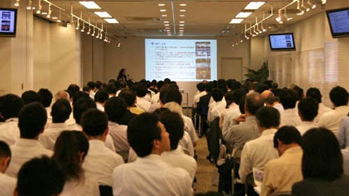 การสัมมนาแนะนำเขตนิคมอุตสาหกรรมเวียดนามในโตเกียว - ảnh 1